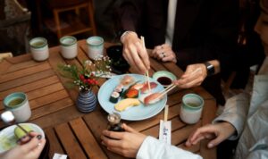 7 Larangan yang Harus Dihindari Saat Makan di Jepang